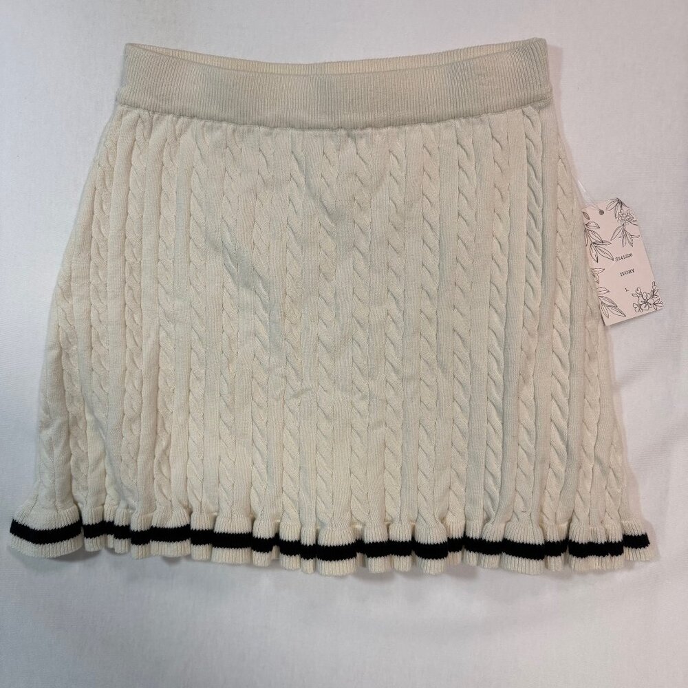 NWT Willow & Wind sweater skirt in a cozy cable-knit design.